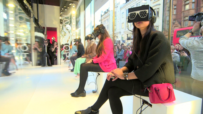 Una de las ganadoras del concurso, ve el desfile con las Oculus Rift.