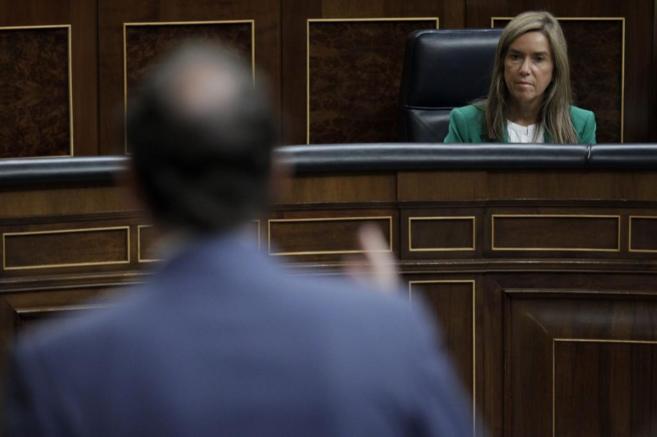Ana Mato escucha a Mariano Rajoy en el Congreso el pasado octubre.