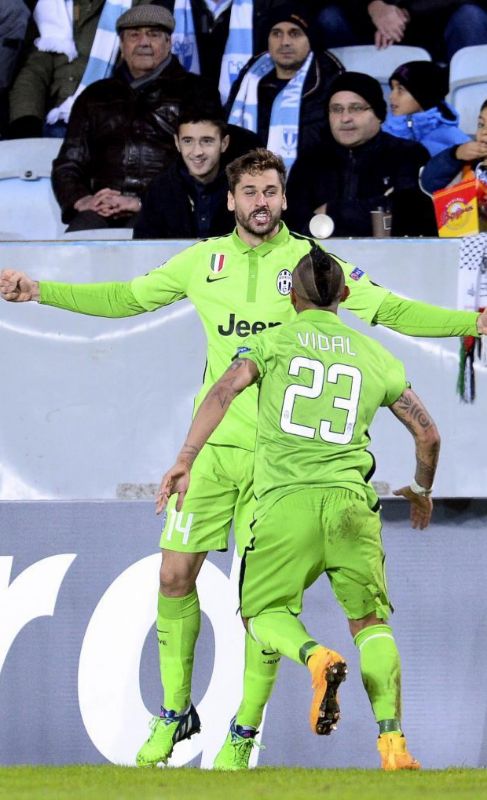 Vidal felicita a Llorente tras el 0-1 en Suecia.