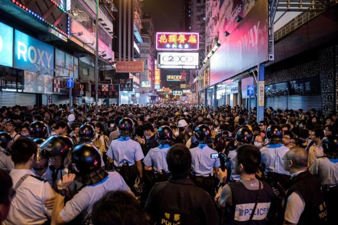 Imagen de policas y manifestantes en el distrito de Mongkok,...
