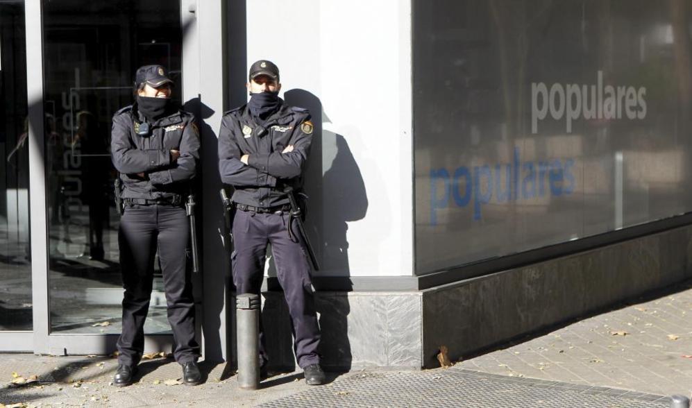 Dos policas custodian la sede central del PP, en la calle Gnova de...
