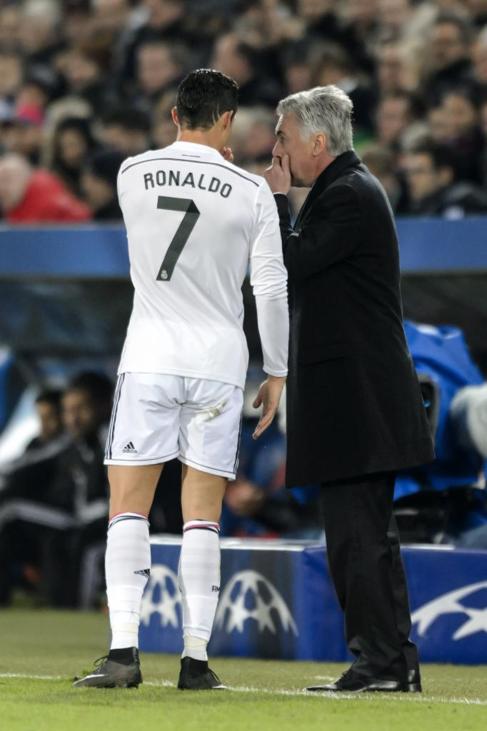 Ancelotti charla con Cristiano, en el partido jugado en Basilea.