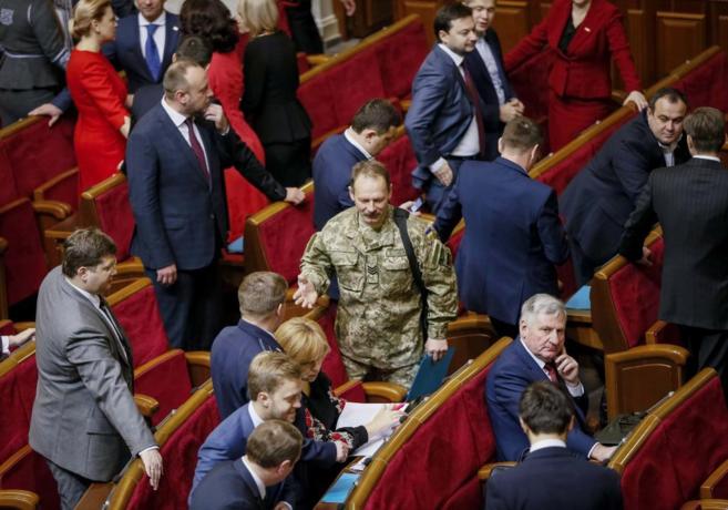 Los nuevos parlamentarios toman asiento en la Rada Suprema de Kiev.