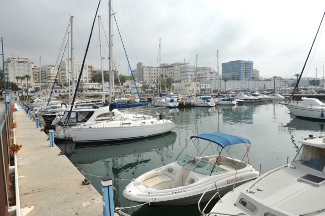 Barcos atracados en el Puerto de La Bajadilla, en Marbella.