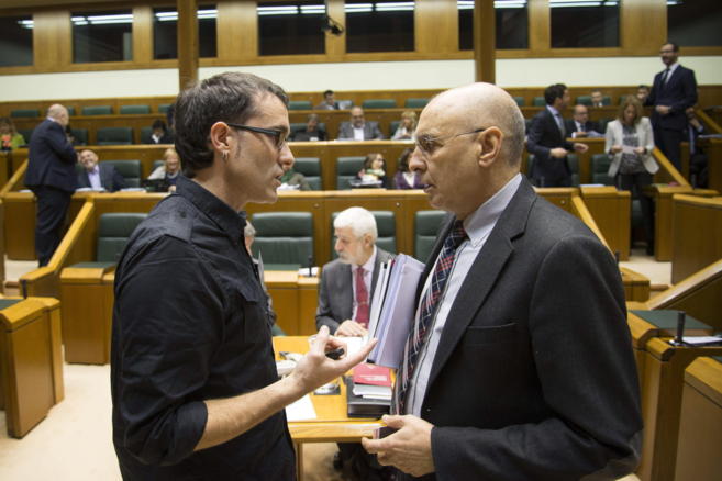 El parlamentario de EH BIldu Julen Arzuaga y el socialista Rodolfo...