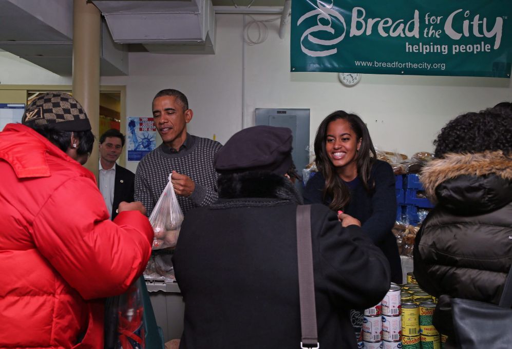 Después, la familia Obama al completo se fue a repartir comida a los...