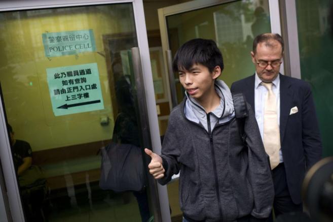 El lder del movimiento Scholarism, Joshua Wong, sale sonriente del...