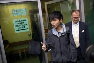 joshua Wong sale sonriente del juzgado tras quedar libre.