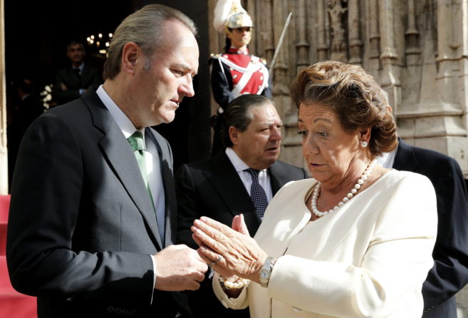 La alcaldesa de Valencia, Rita Barber, charla con el presidente de...