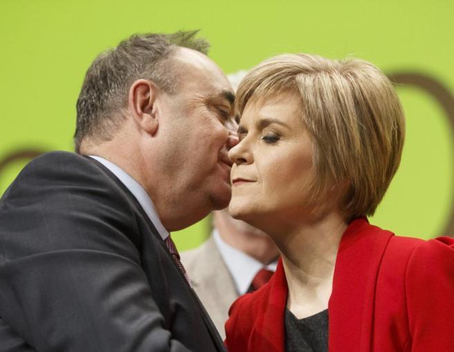 Alex Salmon, con la nueva ministra principal de Escocia, Nicola...