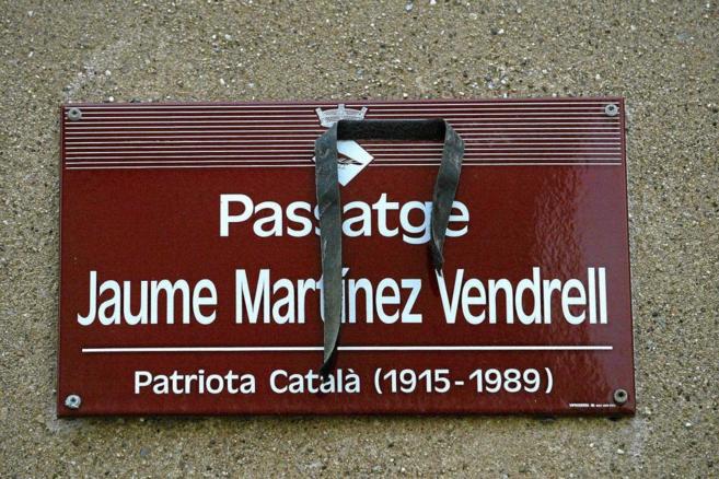 La placa de homenaje a Martnez Vendrell, en un pasaje de la...