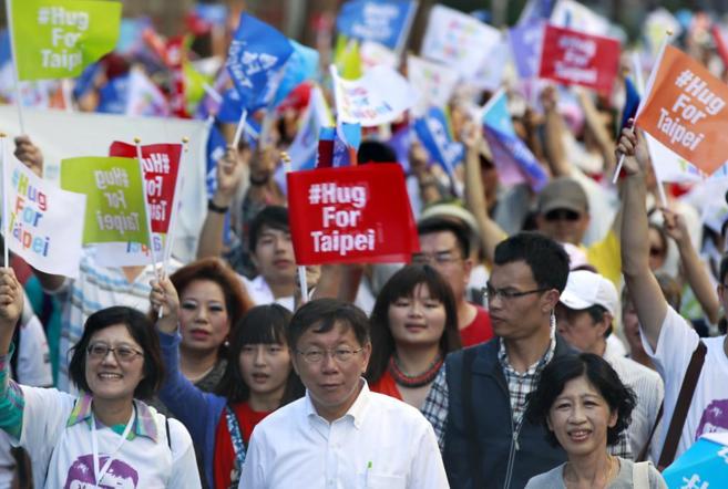 El candidato a la Alcalda de Taiwan Ko Wen-Je (centro) en un acto de...