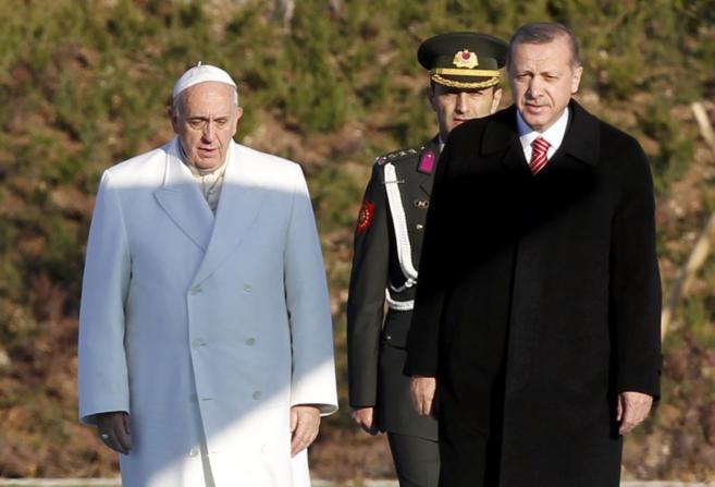 El presidente turco, Recep Tayyip Erdogan, recibe al Papa en el nuevo...
