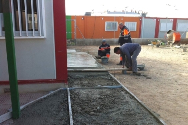 Construccin de las aceras en el colegio Pedro Alczar de Nules, a...