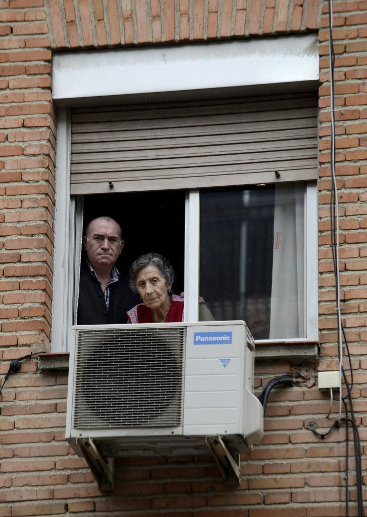 Carmen y su hijo miran una ventana.