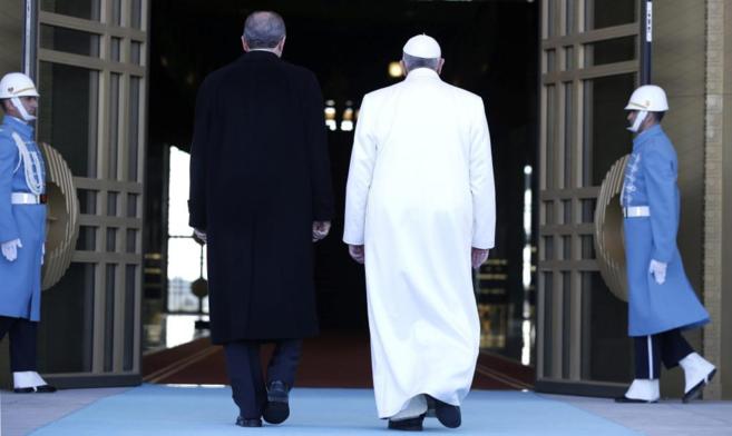El Papa Francisco junto al presidente turco Recep Tayyip Erdogan, ayer...