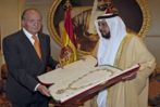 El Rey Juan Carlos recibe un regalo del emir de Abu Dabi en 2008.