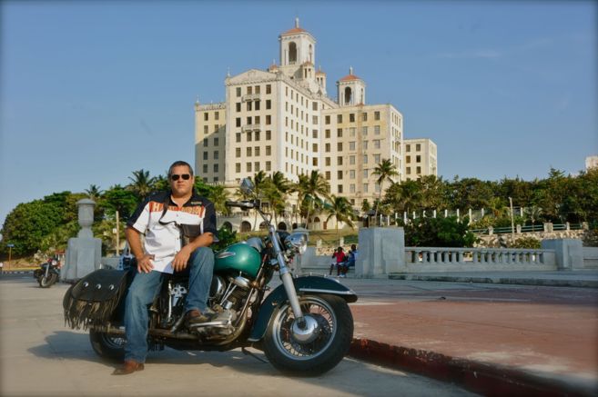Arriba, Ernesto, abogado, en La Habana con su Harley Davidson Panhead...