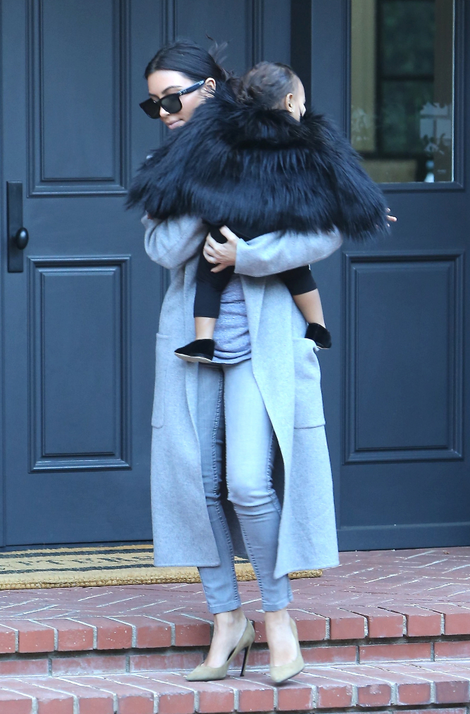 Kim Kardashian con su hija Nori de camino al spa.