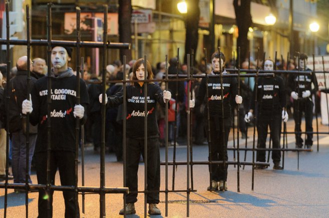 Manifetantes tras barrotes abriendo la manifestacin de Bilbao