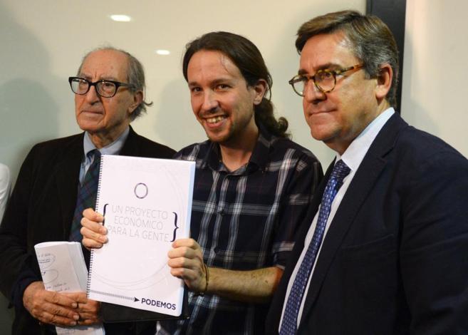 Navarro (izquierda) y Torres (derecha), con Pablo Iglesias en Madrid.