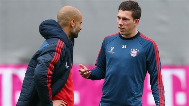 Guardiola habla con Hojberg en un entrenamiento del Bayern.