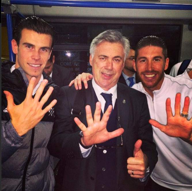Sergio Ramos posa junto a Gareth Bale y  Carlo Ancelotti celebrando la...