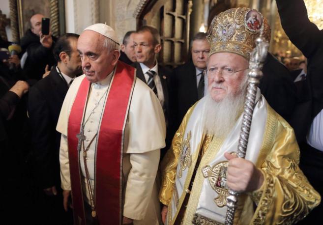 El Papa y el patriarca Bartolom I, este domingo en Estambul.
