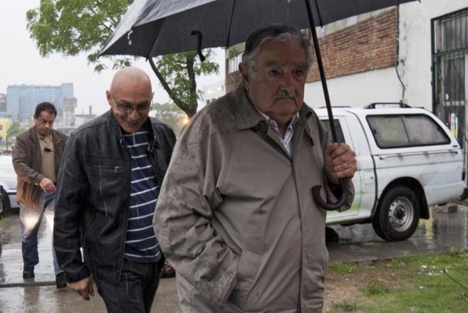 El presidente Mujica, a su llegada al colegio electoral.