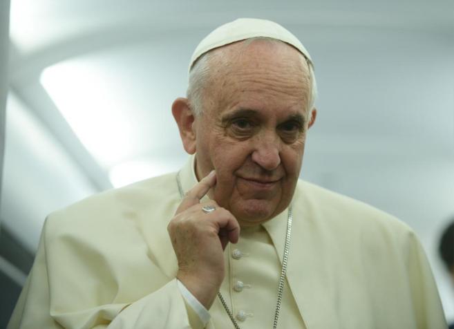 El Papa Francisco se dirige a los periodistas en el avin papal.