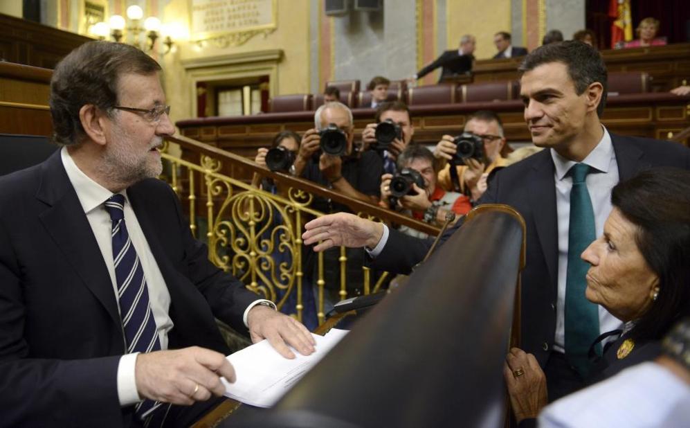 Pedro Snchez extiende la mano a Mariano Rajoy para saludarle durante...