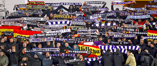 Miembros de Ultras Sur levantan bufandas durante un partido del...