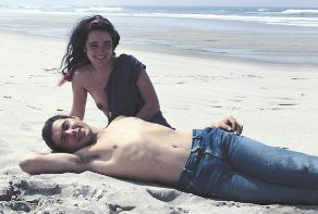 Nicols Herrero y Xulia Alonso, en la playa de Afife, Portugal...