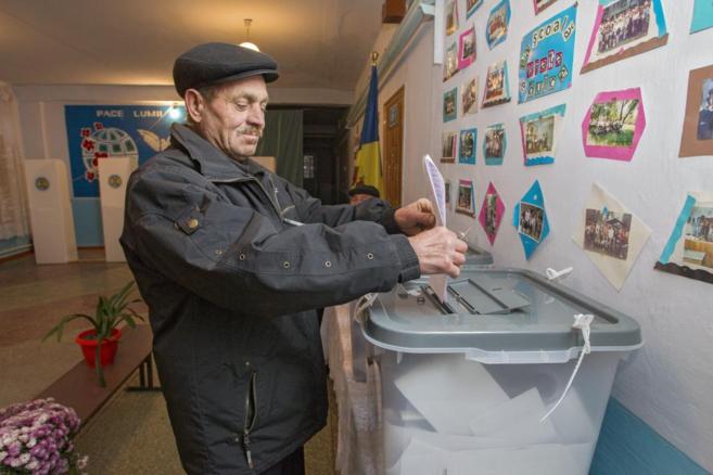 Un hombre vota en el pueblo de Hrusova, a 30 kilmetros de Chisinau.