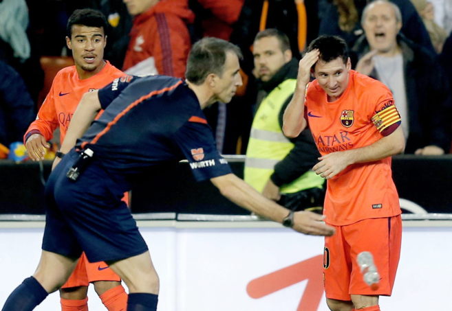 Messi se toca la cabeza tras recibir el impacto de la botella.
