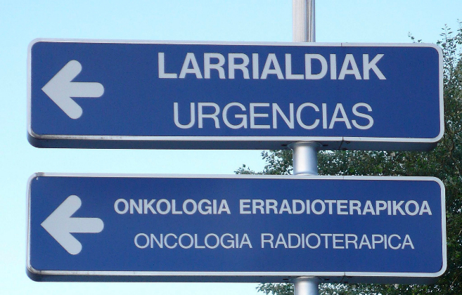 Un cartel indica en los dos idiomas oficiales de Euskadi varias reas...