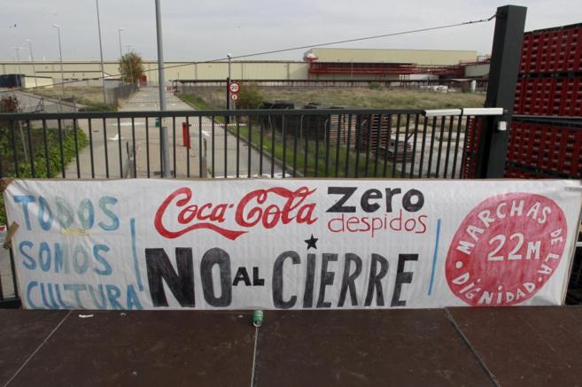Cartel contra los despidos en la entrada de la planta de Coca-Cola
