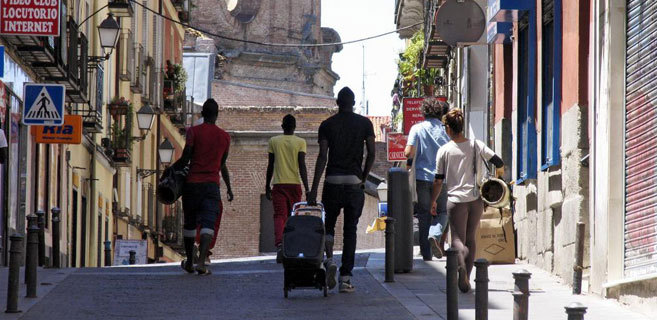 Inmigrantes subsaharianos en el barrio madrileo de Lavapis