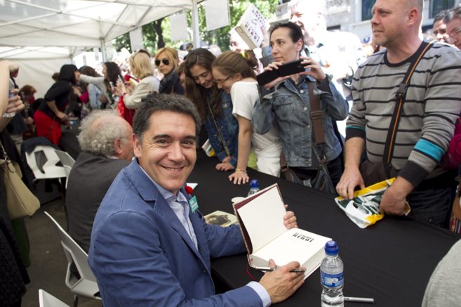 Mart Gironell, firmando libros el pasado Sant Jordi.