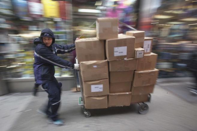 Un trabajador transporta paquetes en Times Square durante el Black...