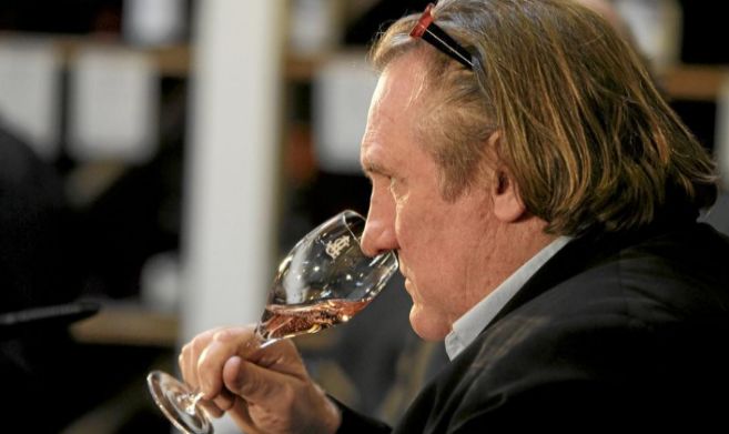 Grard Depardieu prueba su vino en Berln.
