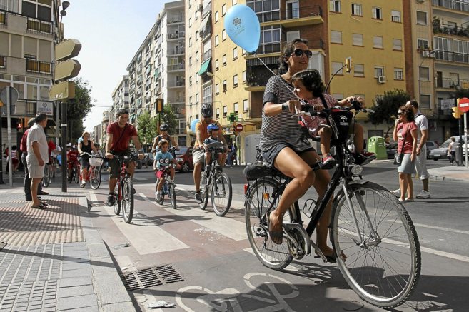 Ciclistas usan el carril bici en la capital malaguea. ELMUNDO.es