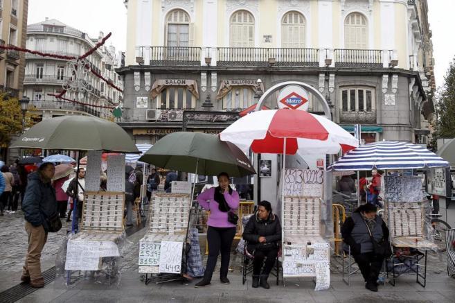 Decenas de loteros se ubican en la Puerta del Sol para vender dcimos...