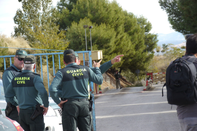 Agentes de la Guardia Civil en el lugar donde tuvo lugar el atropello.