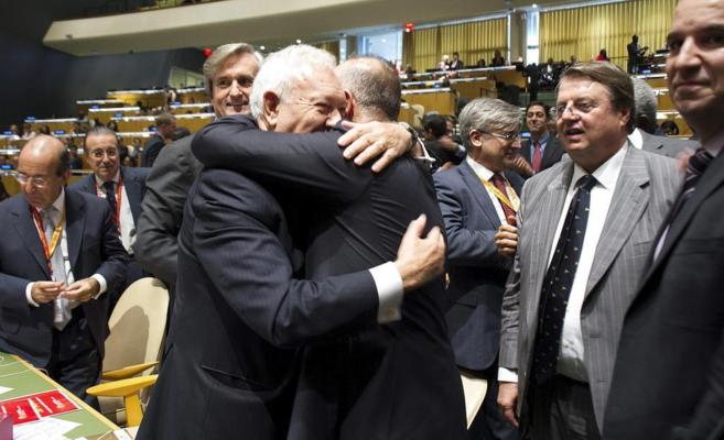 El ministro Garca-Margallo es felicitado tras resultar elegida...