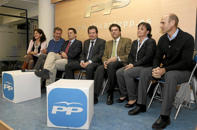 Reunin del presidente del PP de Alicante, Jos Cscar, con los...