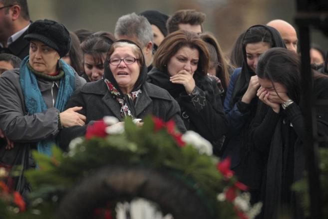 Los asistentes al funeral de la joven germano-turca fallecida por...