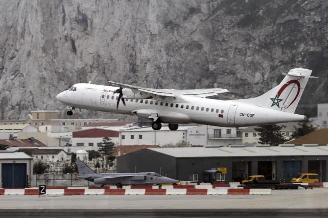 Un avin despegando del aeropuerto de Gibraltar