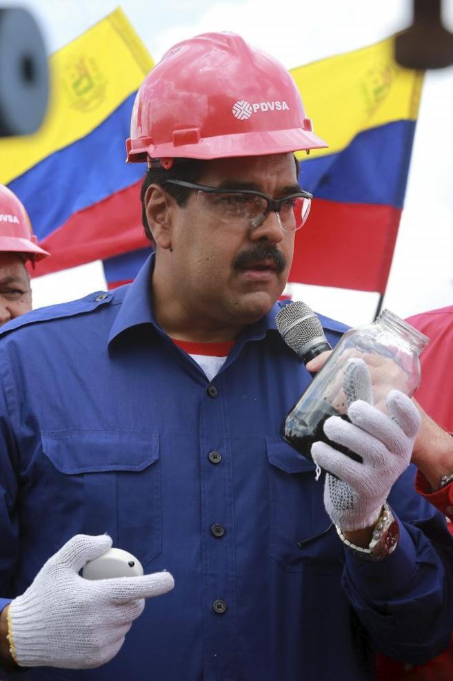 El presidente de Venezuela, Nicols Maduro, con una muestra de crudo...
