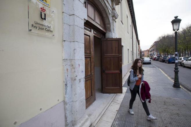 Una joven sale del centro privado de Aranjuez  adscrito a la...